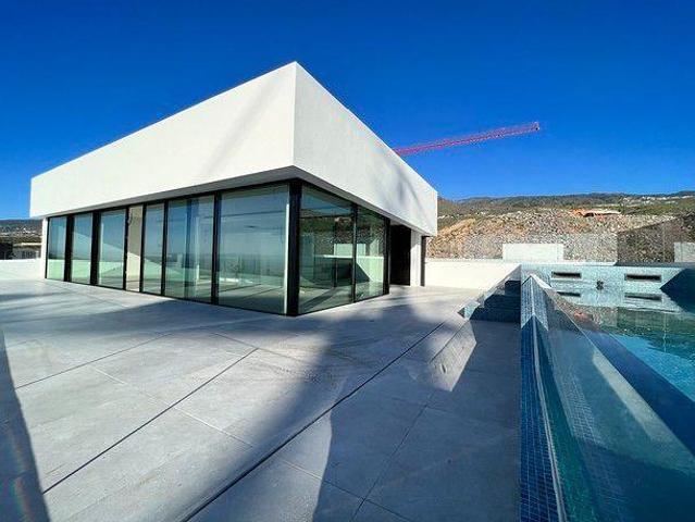 Presentamos esta exclusiva villa minimalista, ubicada en una. 330m² Guía de Isora