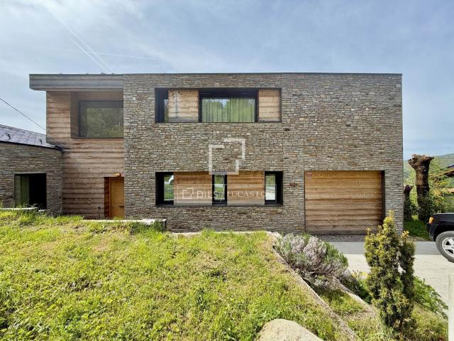 Presentamos esta exclusiva propiedad a cuatro vientos situad. 240m² Saneja