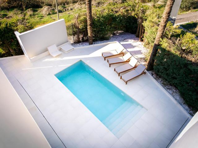 Presentamos esta encantadora casa a estrenar, construida con. 198m² Estepona