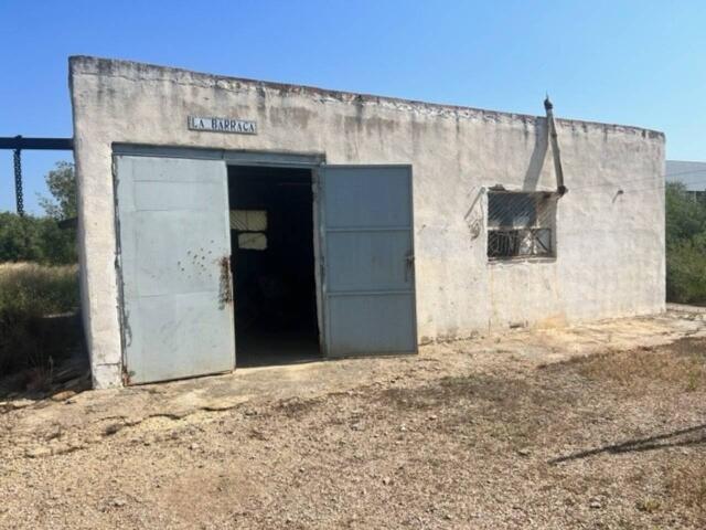 Presentamos esta encantadora finca rústica en Entorno Natural. ¡Posibilidad de facilidades de pago! No es hipotecable