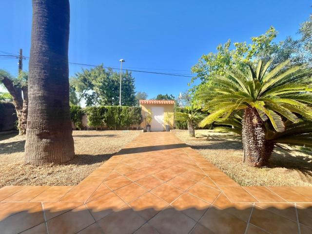 Presentamos esta preciosa villa ubicada en la tranquila y co. 180m² Los Balcones