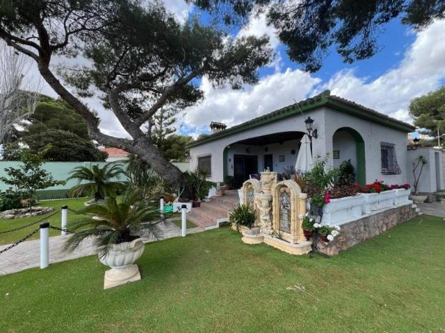 Presentamos esta villa independiente en la zona de Campoamor. 250m² Orihuela Costa