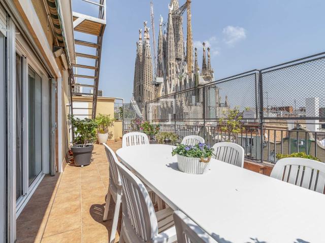 Presentamos este magnífico ático dúplex de 203 m², una propi. 180m² Barcelona