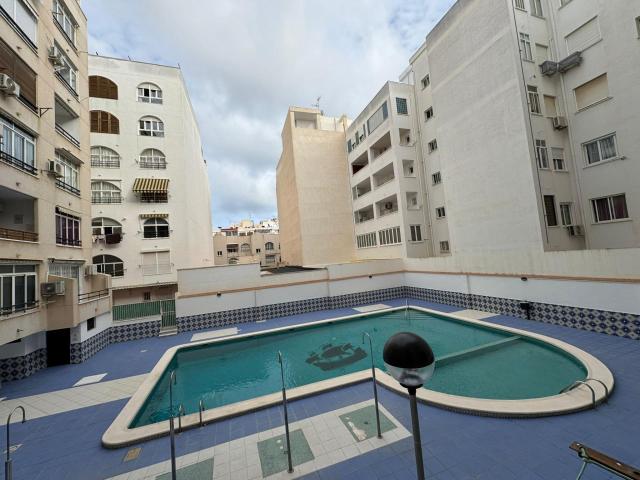Presentamos este amplio estudio de 42 m² construidos ubicado. m² Torrevieja
