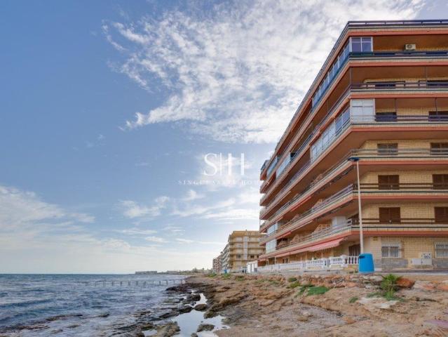 Presentamos este excepcional apartamento en primera línea de. 102m² Torrevieja