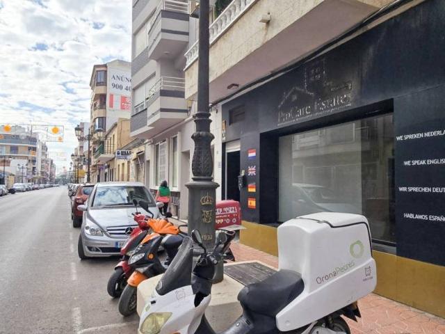 Presentamos este local comercial listo para convertir tus id. 117m² Guardamar del Segura