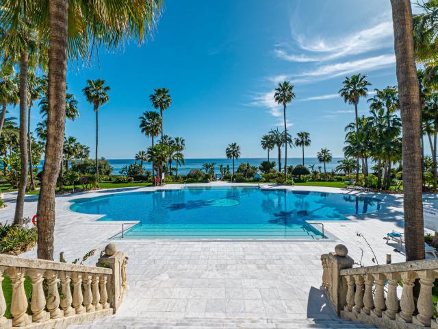 Presentando un refinado apartamento en primera línea de play. 225m² Estepona