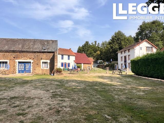 Présentation exceptionnelle d’un « Village de Vacances » avec 2 gîtes, 2 appartements, camping et glamping