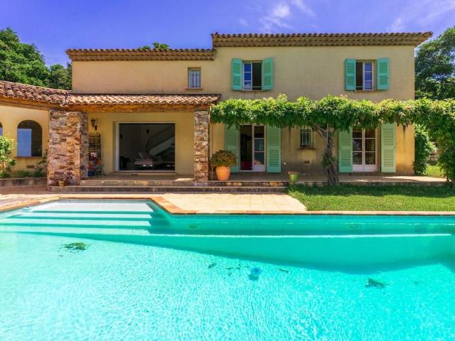Présente cette magnifique villa d'architecture provençale av. 200m² Cavalaire sur Mer