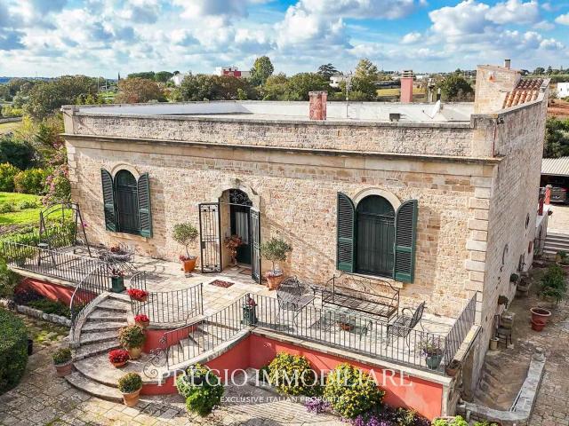 Presentiamo in esclusiva una villa d'epoca di straordinario. 170m² Noci