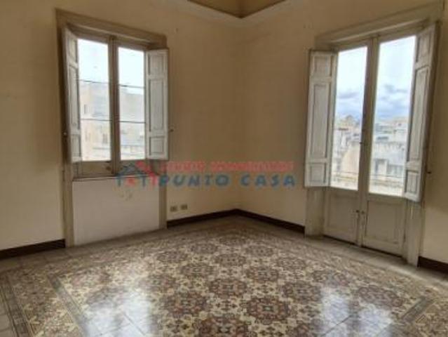 PRESSI VIA FARDELLA – Appartamenti al p.t 1p. e 2p. con giardino e terrazzo – 150 mq ca. cad. in palazzina signorile, ottima posizione. Da ristrut