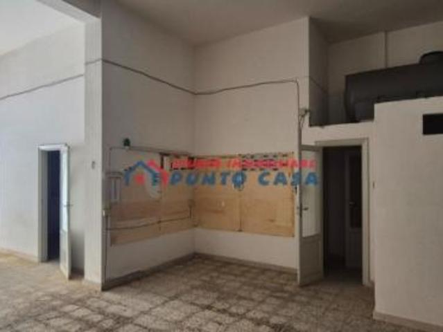 PRESSI VIA FARDELLA – Garage/magazzino di 40 mq ca una apertura su strada. Buone condizioni, ottima posizione. Euro 150