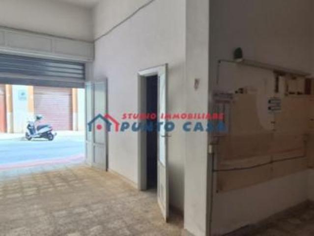 PRESSI VIA FARDELLA – Garage/magazzino di 60 mq ca una apertura su strada. Buone condizioni, ottima posizione. Euro 330