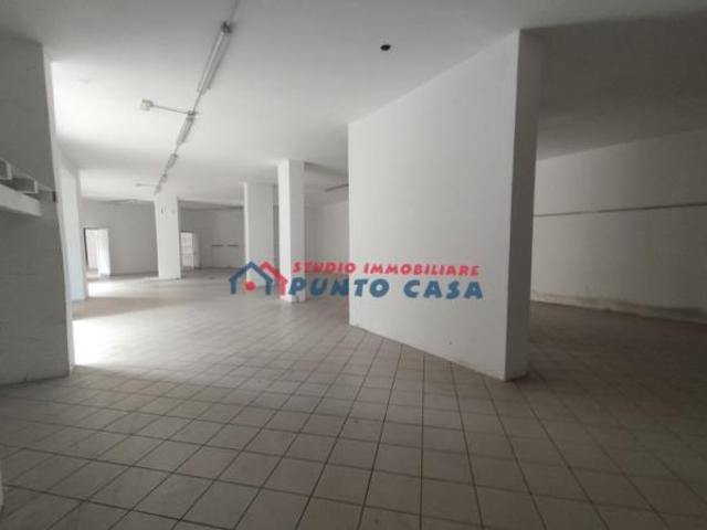 PRESSI VIALE DELLA PROVINCIA – Locale al P.T. di 700mq ca. – 10 vetrine su strada + ampia area esclusiva a parcheggio di 2.200mq ca. Buone condizioni