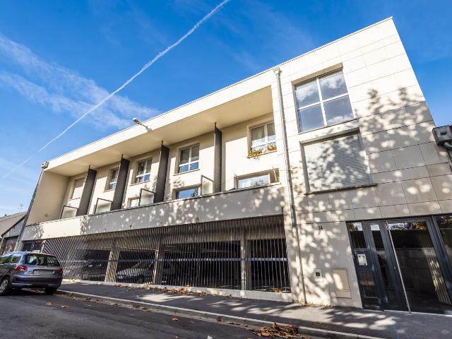 Prestations de grande qualité pour ce T3 duplex meublé avec terrasse, cour et parking