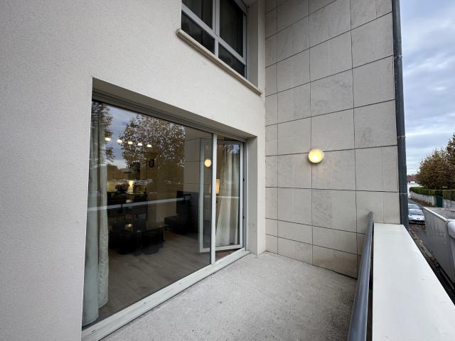 Prestations de grande qualité pour ce T3 duplex meublé avec terrasse, cour et parking