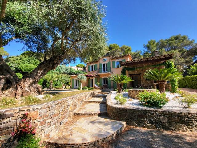 Prestations haut de gamme pour cette villa au coeur d'un jardin paysager, proche mer