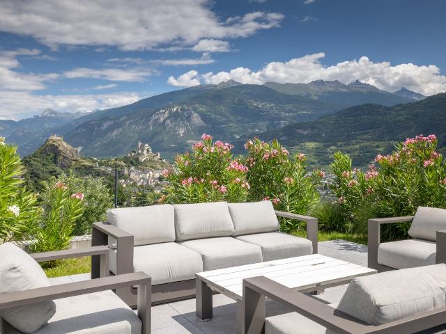 Prestigeträchtige zeitgenössische Villa mit Dachterrasse