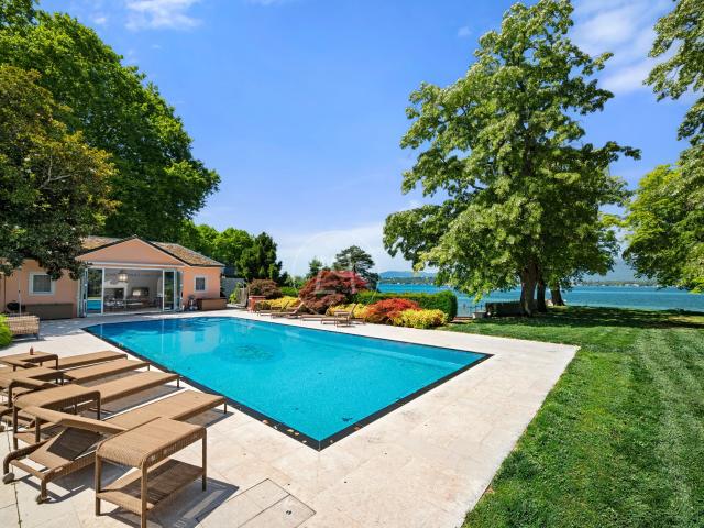 Prestigeträchtiges Grundstück am Wasser mit Schwimmbad und privatem Hafen