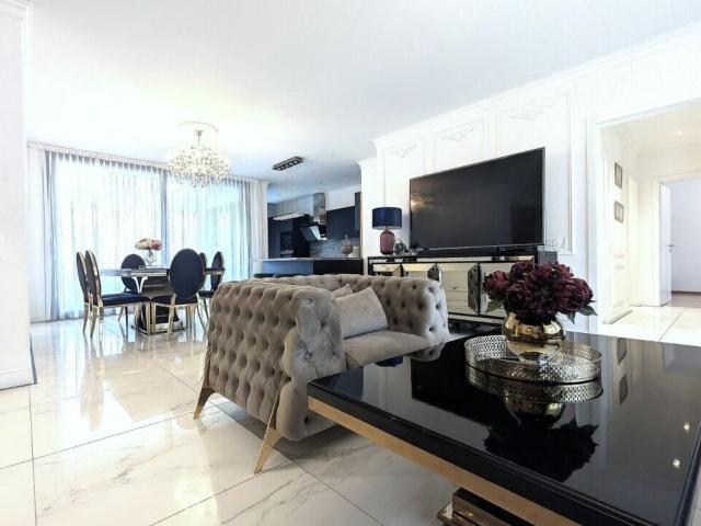 Prestigeträchtiges Penthouse mit großzügigen Räumen und drei Panoramabalkonen