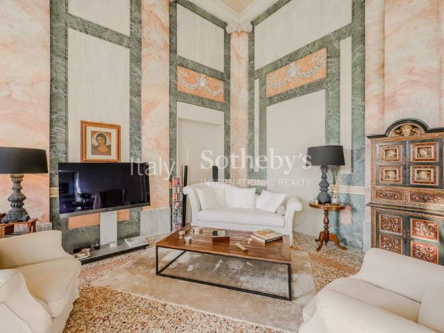 Prestigious apartment in an elegant historic villa