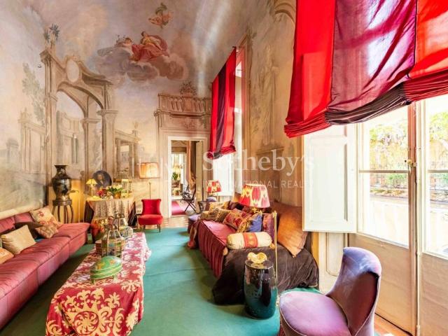 Prestigious apartment with frescoed living room