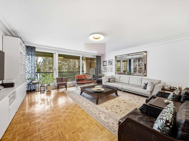 Prestigious dual aspect apartment in Champel