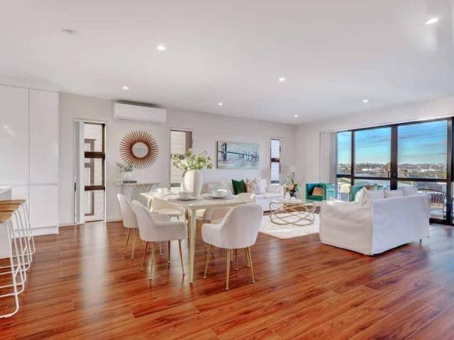 Prestigious New Lynn Residence – Spacious !