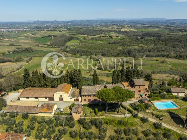 Prestigiosa Tenuta Vitivinicola Biologica nel Cuore di San G. 2700m² San Gimignano
