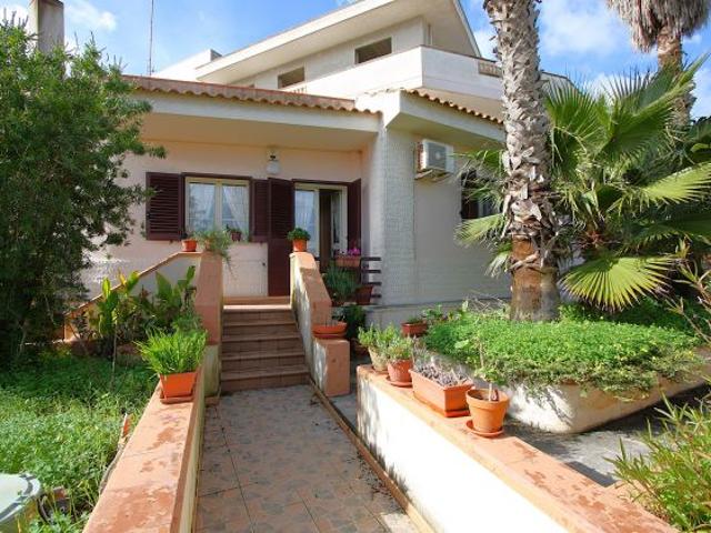 Prestigiosa villa ben rifinita con ampi spazi esterni