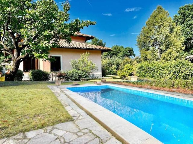Prestigiosa villa di 480 mq in vendita, Via Nino Bixio, Orino, Lombardia