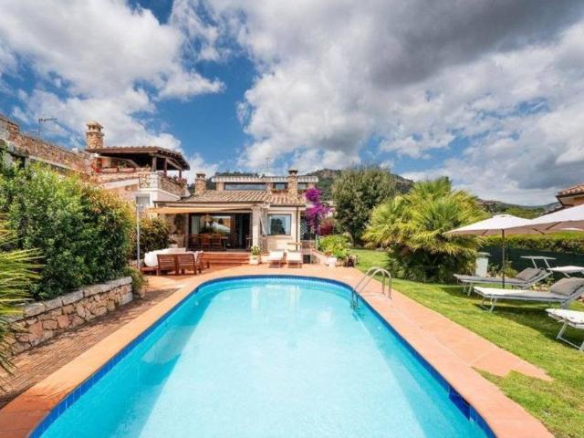 Prestigiosa villa di 194 mq in vendita, Pula, Italia