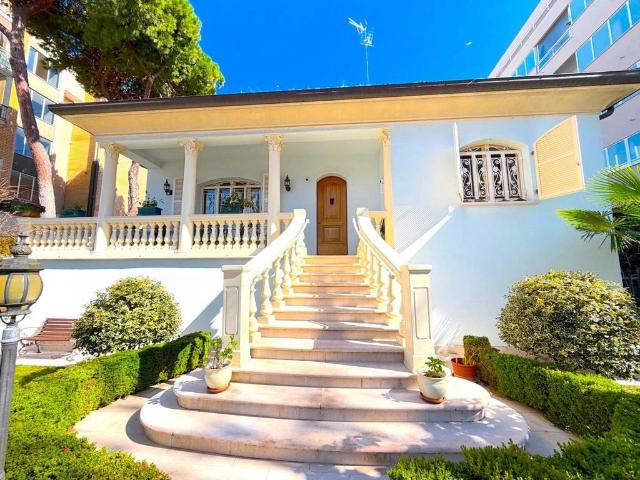 Prestigiosa villa di 212 mq in vendita, Viale Dandolo, Rimini, Emilia Romagna