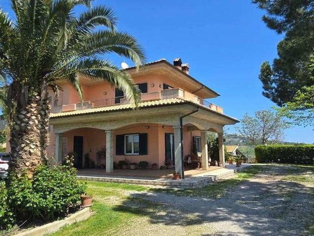 Prestigiosa villa di 222 mq in vendita Strada Eugenio Maury, Città Sant'Angelo, Abruzzo