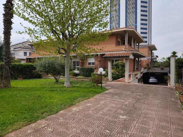 Prestigiosa villa di 245 mq in vendita, Via Ombrone, Latina, Lazio