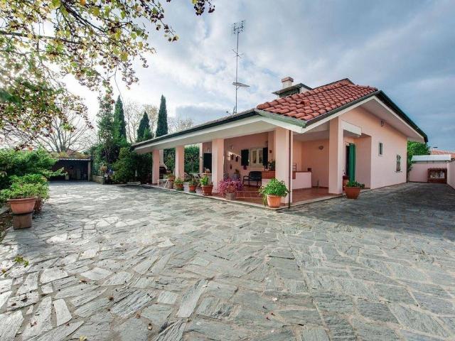 Prestigiosa villa di 252 mq in vendita, Via Bigioni, Carrara, Toscana