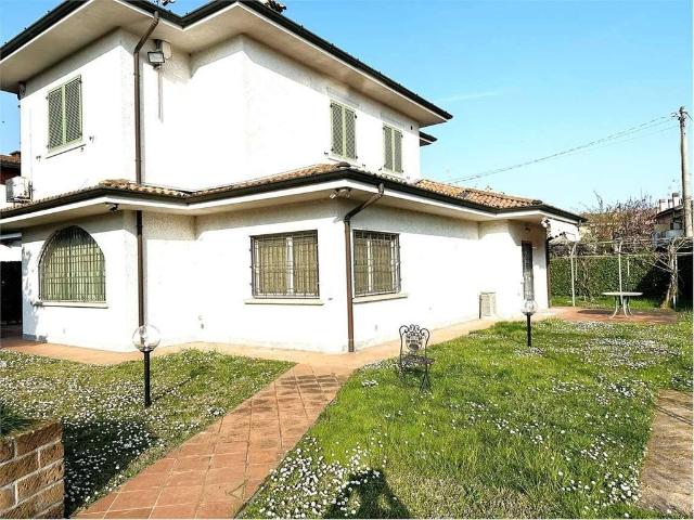 Prestigiosa villa di 280 mq in vendita Cassano d'Adda, Italia