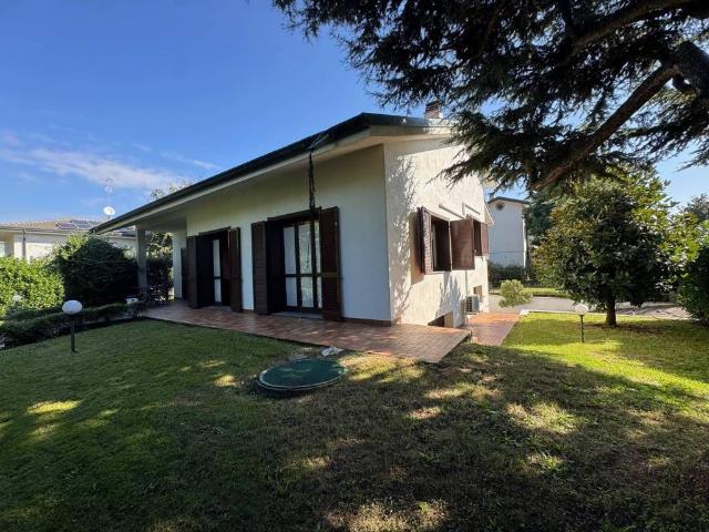 Prestigiosa villa di 282 mq in vendita Via Giuseppe Francesco Piermarini, 4, Lainate, Milano, Lombardia