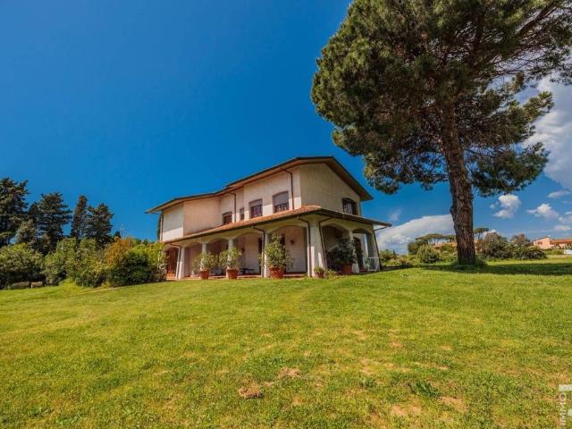 Prestigiosa villa di 350 mq in vendita, Viale dei Tigli, Viareggio, Lucca, Toscana