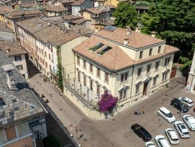 Prestigiosa villa di 350 mq in vendita, Gargnano, Italia
