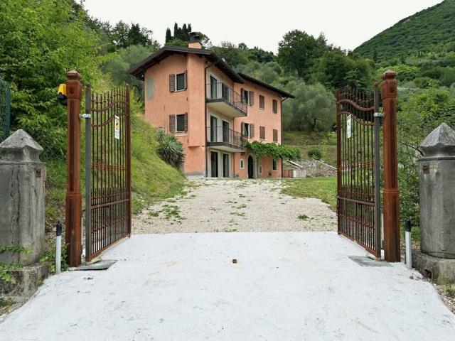 Prestigiosa villa di 357 mq in vendita Via Montecucco, Gardone Riviera, Brescia, Lombardia