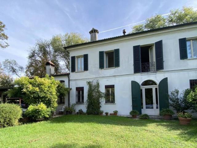 Prestigiosa villa di 380 mq in vendita Ferrara, Italia
