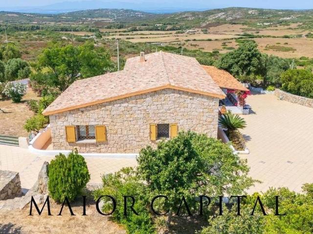 Prestigiosa villa di 380 mq in vendita, Santa Teresa Gallura, Italia