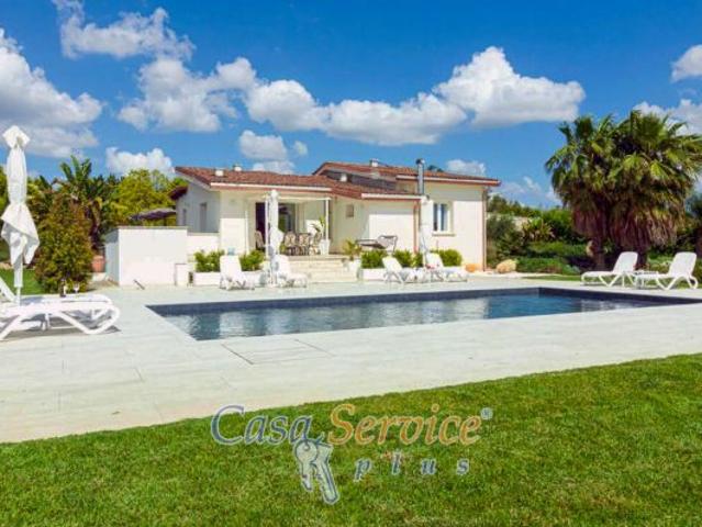 Prestigiosa Villa di Lusso con Parco Privato e Piscina