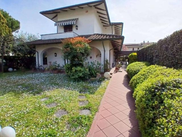 Prestigiosa villa in vendita via Cairoli, Carrara, Toscana
