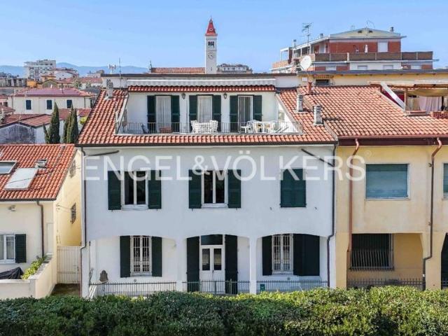 Prestigiosa villa in vendita Via Ciro Menotti, Carrara, Massa Carrara, Toscana