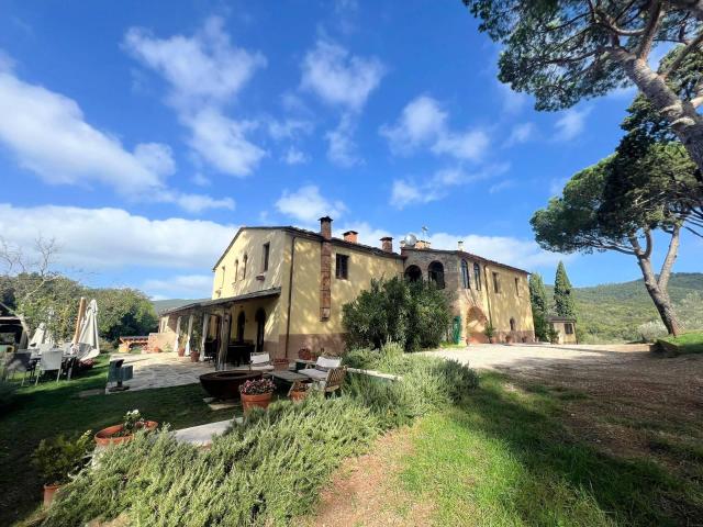 Prestigiosa azienda agricola con agriturismo e terreni in ve. 470m² Massa Marittima