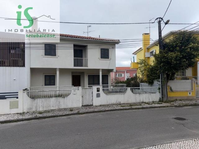 Prestigiosa casa de 270 m² à venda Almada, Setúbal