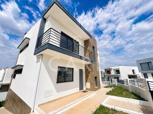 Prestigiosa casa de 296 m² à venda Almada, Setúbal