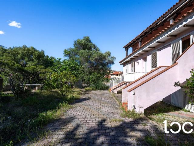 Prestigiosa proprietà indipendente a 60 metri dal Porto Otti. 300m² Budoni